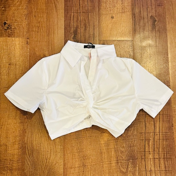 Micas Tops - Elegant White Collared Crop Top with Twist Front